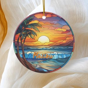 Adorno de Malibú, adorno de vitral falso, regalo de viaje familiar, recuerdo de reliquia de cerámica redondo