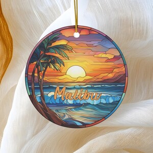 Adorno de Malibú, decoración navideña de vitral falso, idea de regalo navideño, recuerdo familiar, cerámica redonda, idea de regalo, intercambio de regalos