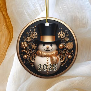 Adorno navideño 2025, adorno para árbol de Navidad con muñeco de nieve dorado en 3D, regalo navideño, adorno redondo de cerámica, adorno con fecha
