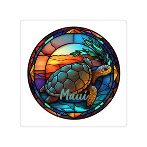 Könnte beinhalten: Aufkleber mit einer Meeresschildkröte im Buntglasstil. Die Schildkröte ist türkis und braun, vor einem Sonnenuntergangshintergrund, mit dem Wort "Maui" in türkisfarbener Schrift. Das Design wird von einem farbenfrohen Rahmen umgeben.