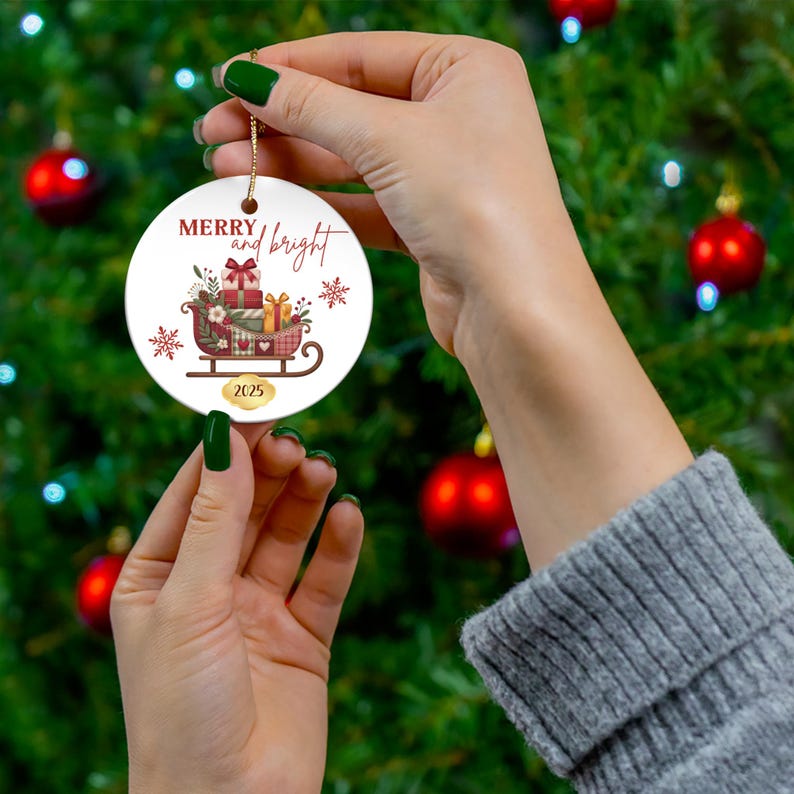 Adorno navideño de trineo de Papá Noel hecho con retazos, recuerdo de regalo de 2026, adornos navideños de cerámica para el árbol. imagen 2