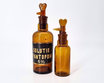 Antike Apothekerflaschen, 2er SET, beschriftet mit 'Solutio Pantoponi 2%', mit Stopfen und Griff, Vintage Made in Switzerland