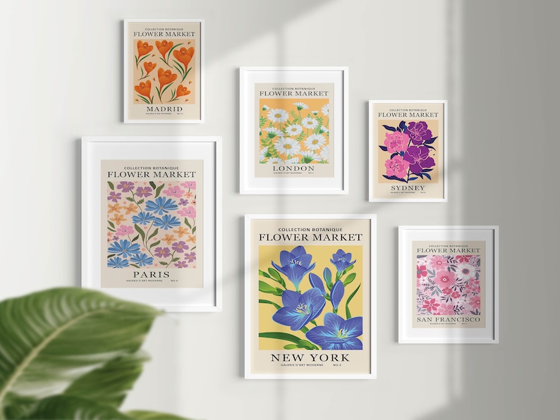 Puede incluir: Seis impresiones enmarcadas con ilustraciones florales y el texto "Collection Botanique Flower Market" sobre cada imagen. Las ciudades de Madrid, Londres, Par&iacute;s, Nueva York, Sydney y San Francisco se enumeran debajo de cada imagen.