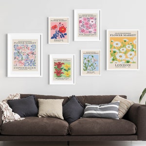 Puede incluir: Seis impresiones enmarcadas de ilustraciones florales con el texto "Flower Market" y el nombre de la ciudad debajo de cada imagen. Las ciudades son San Francisco, Praga, Copenhague, Honolulu, Mil&aacute;n y Londres.