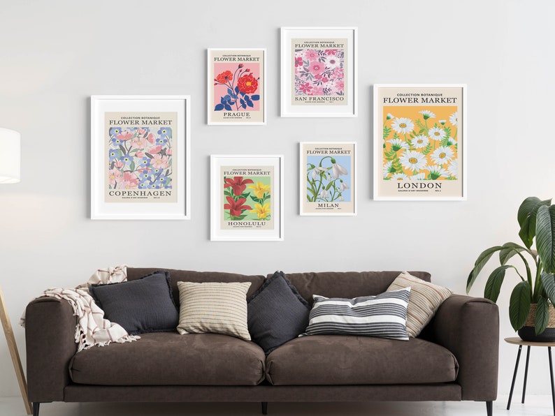 Puede incluir: Seis impresiones enmarcadas de ilustraciones florales con el texto "Flower Market" y el nombre de la ciudad debajo de cada imagen. Las ciudades son San Francisco, Praga, Copenhague, Honolulu, Mil&aacute;n y Londres.