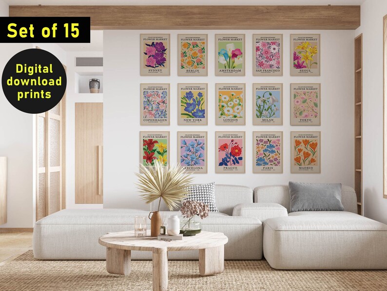 Puede incluir: Un conjunto de 15 impresiones digitales con ilustraciones de mercado de flores de estilo vintage. Cada impresi&oacute;n presenta el nombre de una ciudad diferente y un dise&ntilde;o floral &uacute;nico. Las impresiones se muestran en una pared blanca en un sal&oacute;n.