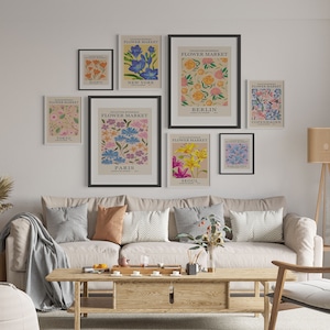 Puede incluir: Una colecci&oacute;n de ocho estampados florales enmarcados con el texto "FLOWER MARKET" y los nombres de las ciudades "NUEVA YORK", "BERL&Iacute;N", "TOKIO", "PAR&Iacute;S", "SE&Uacute;L", "COPENHAGUE", "BARCELONA" y "MARRAKECH".