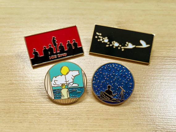 BTS ゴールド エナメル ピンバッジ: マイク ドロップ BTS ゴールド エナメル ピンバッジ: マイク ドロップ