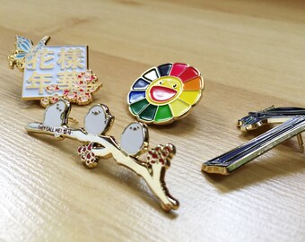 超可爱 BTS Gold Enamel Pin Badge: HYYH Flower, MOTS 7 Black Swan アイドル