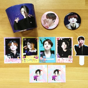 BTS Jungkook Geschenk Set: Emaille Pin, Kalender, Cupholder, Puzzle, Tagebuch Planer, Sticker, Fotokarte