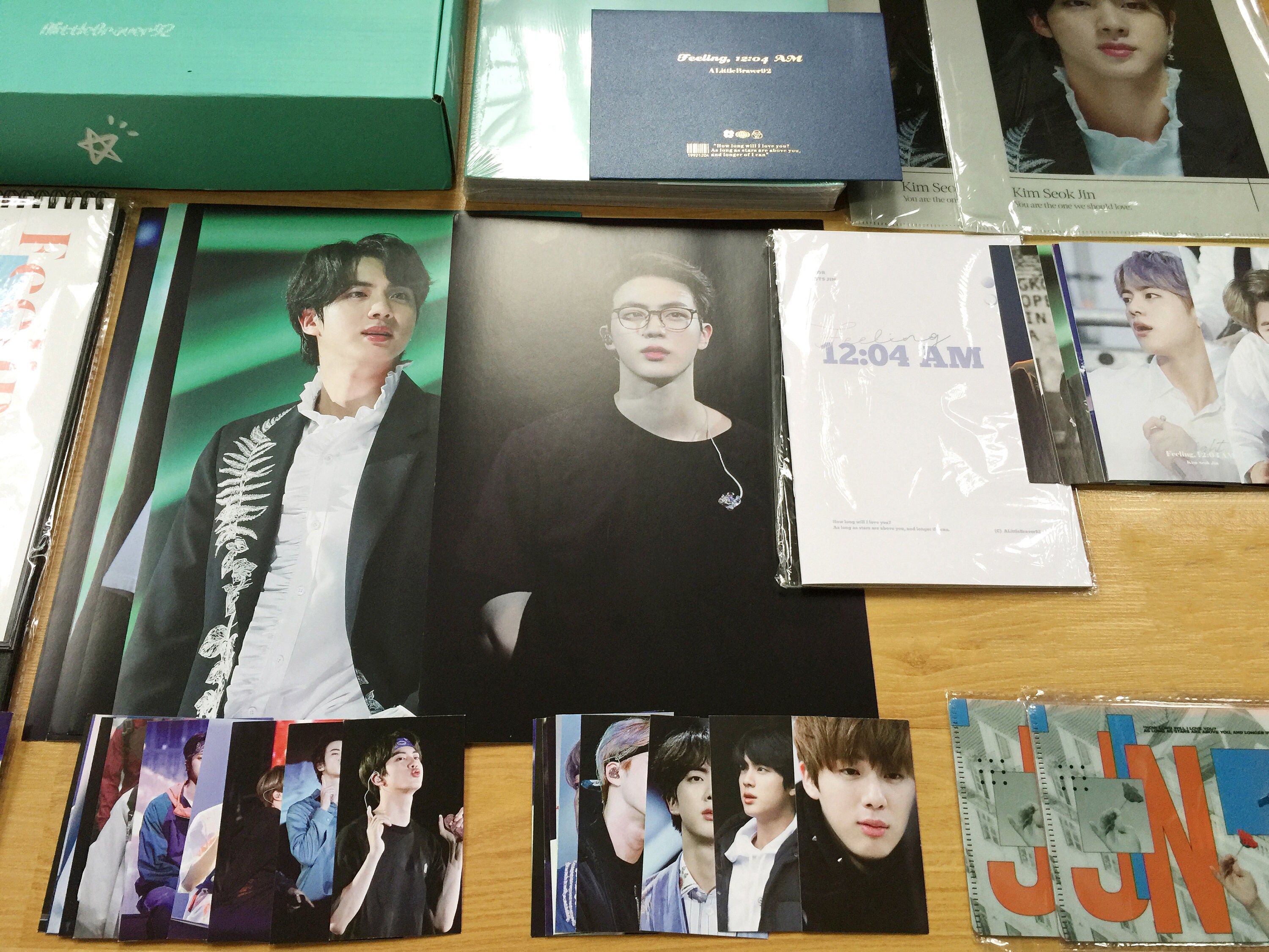 BTS 2013 Memorial Photobook & バッジセット BTS x OFFICIAL 2714G 1st 2013 Memorial Photo Book with Case