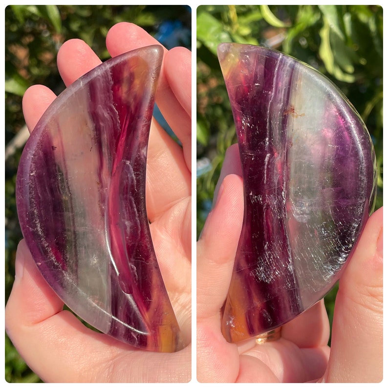 Peut inclure: Un cristal de fluorine en forme de croissant de lune avec des bandes violettes, vertes et jaunes. Le cristal est poli et lisse.