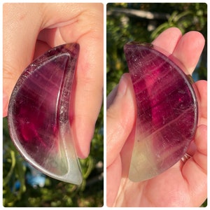 Peut inclure: Une pi&egrave;ce de fluorite violette en forme de croissant de lune avec des bandes vertes et blanches. La fluorite est polie et lisse.
