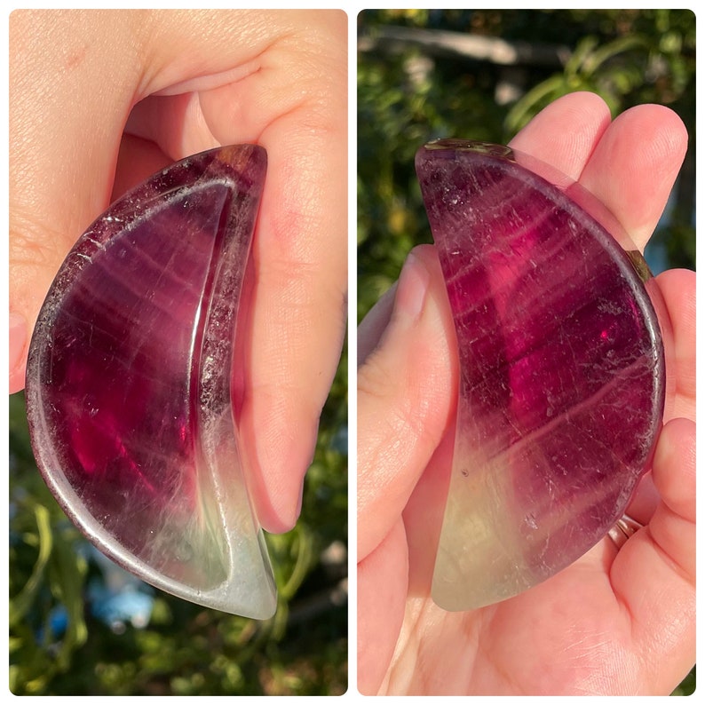 Peut inclure: Une pi&egrave;ce de fluorite violette en forme de croissant de lune avec des bandes vertes et blanches. La fluorite est polie et lisse.