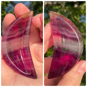 Peut inclure: Deux sculptures de cristal en forme de croissant de lune en fluorite violette, verte et blanche.