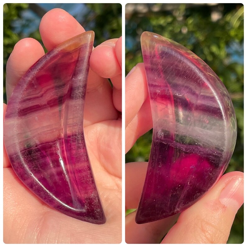 Peut inclure: Deux sculptures de cristal en forme de croissant de lune en fluorite violette, verte et blanche.