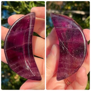 Peut inclure: Un cristal de lune en fluorite violette en forme de croissant. Le cristal est poli et a une surface lisse et brillante. C'est une belle et unique &oelig;uvre d'art naturelle.