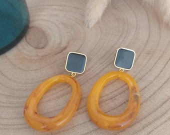 Boucles d'oreilles Vintage pendantes Paloma abricot Resine évidée. Clous doré or fin 3 microns et résine époxy.