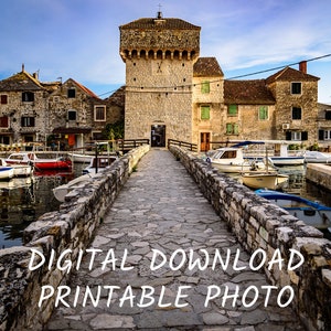 Peut inclure: Photo numérique à télécharger d'un pont en pierre menant à une tour et des bâtiments médiévaux en pierre. De petits bateaux sont amarrés dans l'eau. Le texte "DIGITAL DOWNLOAD PRINTABLE PHOTO" est présent.