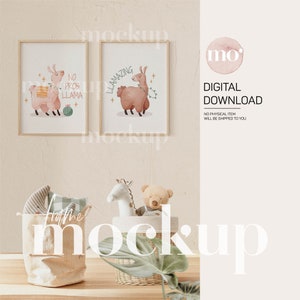 Set di due mockup di cornice in legno per la scuola materna, rapporto 5x7, mockup di poster per cameretta dei bambini, oggetto intelligente PSD, display artistico per sala giochi