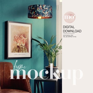 Peut inclure: Une maquette de cadre photo noir avec une impression botanique à l'intérieur. Le cadre est accroché à un mur turquoise avec un fauteuil en cuir marron et une plante en pot au premier plan. Le texte "LIFE IS BEAUTIFUL" est visible dans l'impression.