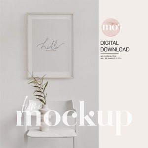 Könnte beinhalten: Ein weißer Rahmen-Mockup mit einem einfachen Schwarzweißdruck, der "hello beautiful" im Rahmen zeigt. Der Rahmen steht auf einem weißen Stuhl mit einer weißen Vase und einer grünen Pflanze.