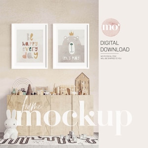 Könnte beinhalten: Ein digitales Download-Mockup mit zwei gerahmten Drucken. Der Druck auf der linken Seite sagt "Sei glücklich jeden Tag" in bunten Farben. Der Druck auf der rechten Seite zeigt einen grauen Bären mit einer goldenen Krone und dem Text "Lass uns spielen". Die Drucke werden auf einem Holzregal mit verschiedenen Holzspielzeugen präsentiert.