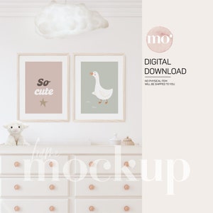 Set di 2 mockup di cornice verticale in legno chiaro per asilo nido, rapporto 5x7, mockup di cornice A4