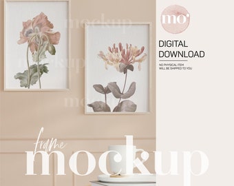Puede incluir: Dos láminas artísticas botánicas enmarcadas con ilustraciones de acuarela de flores en tonos rosa, melocotón y verde. Los marcos son de madera clara. La imagen también incluye una taza de café, libros y el texto "DESCARGA DIGITAL".
