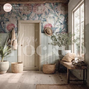 Może przedstawiać: Wnętrze pokoju z kwiatową tapetą, drewnianymi drzwiami i ławką. Tapeta przedstawia duże różowe i zielone wzory kwiatowe. Słomkowy kapelusz wisi na ścianie. Dwa wiklinowe kosze stoją na podłodze. Pokój ma naturalną, rustykalną estetykę.
