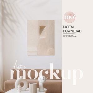 Op de afbeelding: Een digitale download mockup met een beige ingelijste print met een abstract ontwerp dat aan een witte muur hangt. De print bevindt zich in een woonkamer met een beige bank en een salontafel met decoratieve objecten.