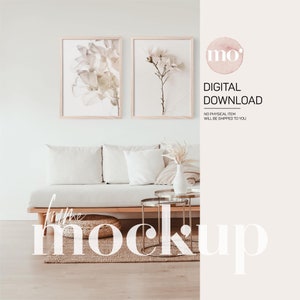 Puede incluir: Una maqueta de sala de estar con dos impresiones florales enmarcadas, un sofá blanco con almohadas, una mesa de café de madera y dos mesas auxiliares de metal dorado con tapas de vidrio. La habitación tiene una alfombra beige claro y un piso de madera claro.