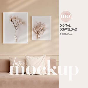 Puede incluir: Una maqueta de una sala de estar con un sofá beige y dos marcos de fotos blancos en la pared. Los marcos están colgados sobre el sofá y contienen impresiones de flores y hierbas secas. El texto "frame mockup" se superpone a la imagen.