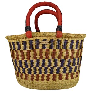 Op de afbeelding: Een geweven mand met rode handvatten en een blauw-bruin gestreept patroon. De mand heeft een "Handmade" label aan de voorkant.