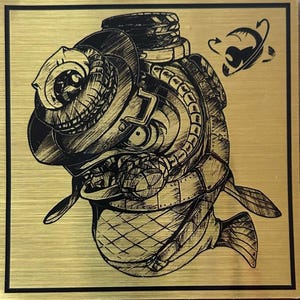 Könnte beinhalten: Goldfarbene Metallplatte mit einer Schwarz-Weiß-Illustration einer fischartigen Kreatur mit mechanischen Elementen. Das Kunstwerk hat eine detaillierte Steampunk-Ästhetik mit Nieten und Zahnrädern. Ein kleines, rotierendes Symbol befindet sich in der oberen rechten Ecke.