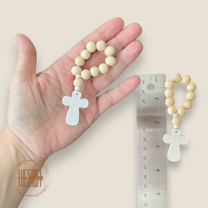 Pu&ograve; includere: Due rosari in legno con croci in legno bianco. I rosari sono lunghi circa 5 cm.