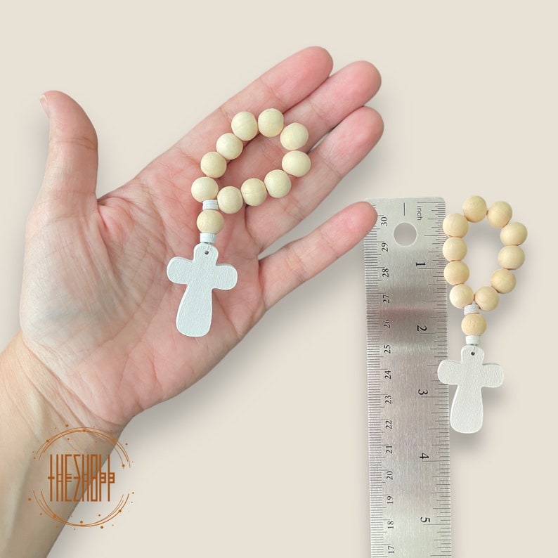 Pu&ograve; includere: Due rosari in legno con croci in legno bianco. I rosari sono lunghi circa 5 cm.