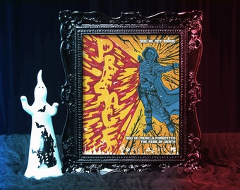 Puede incluir: Un póster enmarcado en un marco negro ornamentado, con una figura en azul y amarillo con el texto "You're not brave" y "You've merely forgotten the fear of death". A la izquierda, una figura de fantasma blanco con una casa encantada y murciélagos.