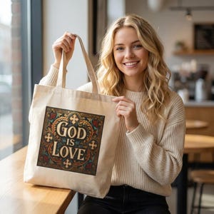 Può includere: Una tazza di ceramica bianca con manico nero e la scritta "But First, Coffee" in grassetto nero. La tazza è posta su uno sfondo sfocato, che suggerisce un'atmosfera accogliente.