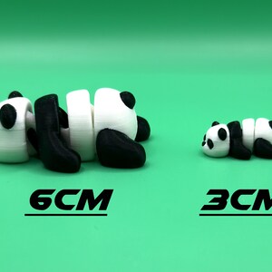 Puede incluir: Dos osos panda impresos en 3D, uno blanco y negro, el otro m&aacute;s peque&ntilde;o y acostado. El panda m&aacute;s grande mide 6 cm de largo, el m&aacute;s peque&ntilde;o 3 cm.