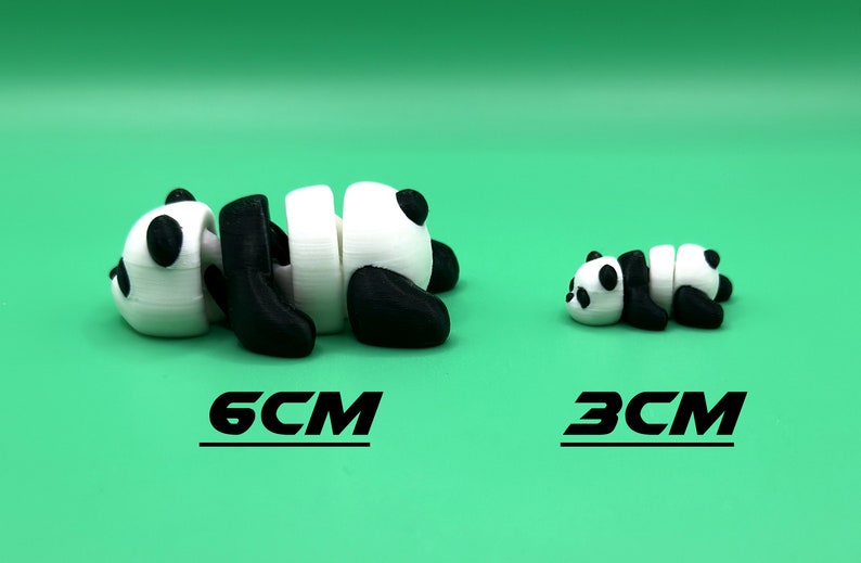 Puede incluir: Dos osos panda impresos en 3D, uno blanco y negro, el otro m&aacute;s peque&ntilde;o y acostado. El panda m&aacute;s grande mide 6 cm de largo, el m&aacute;s peque&ntilde;o 3 cm.