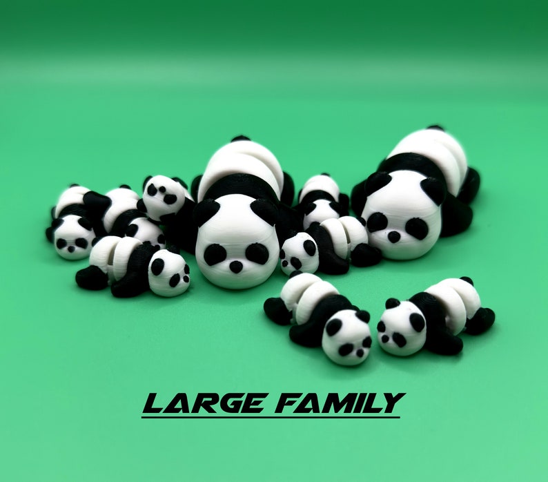 Puede incluir: Una gran familia de 9 figuras de panda blanco y negro, todas tumbadas sobre una superficie verde. El texto "LARGE FAMILY" est&aacute; impreso debajo de las figuras.