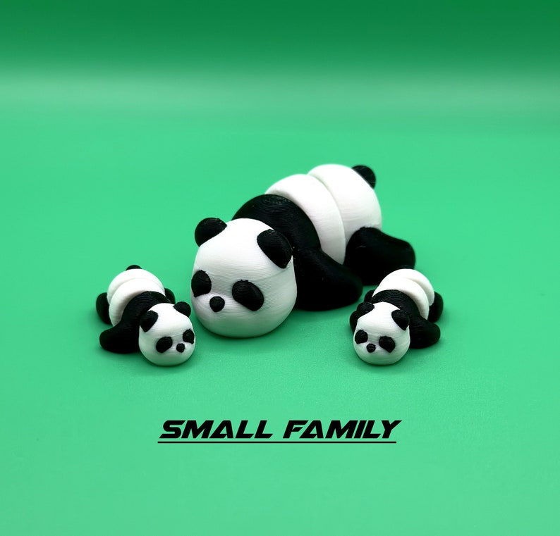 Puede incluir: Una peque&ntilde;a familia de tres osos panda negros y blancos. La madre panda est&aacute; acostada con sus dos cachorros a su lado.
