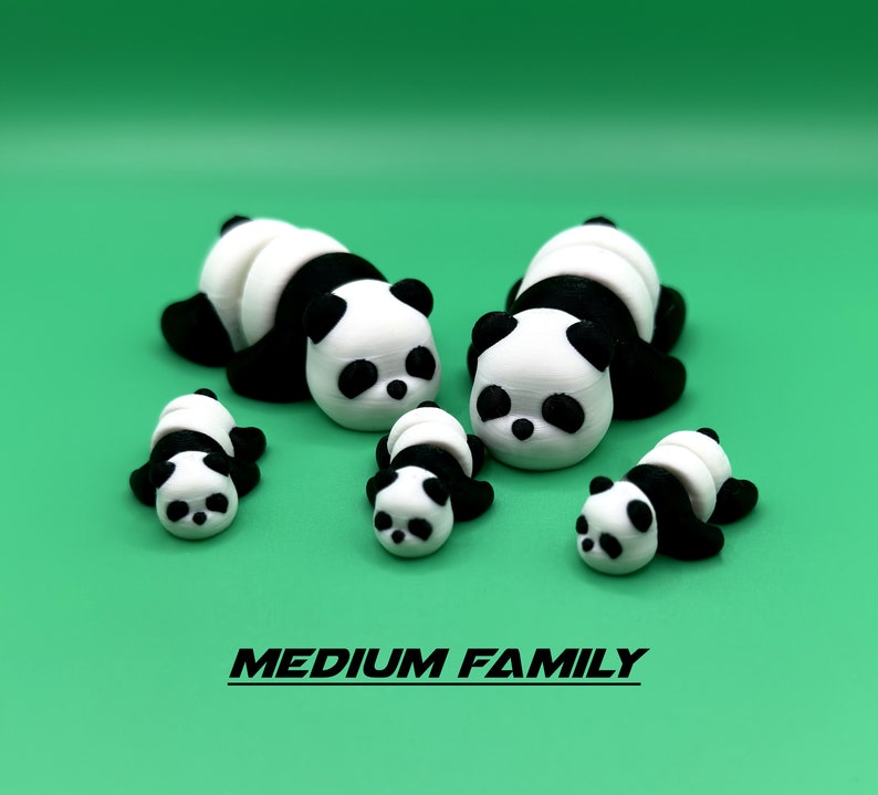 Puede incluir: Una familia de cinco osos panda negros y blancos, hechos de pl&aacute;stico impreso en 3D. Los osos est&aacute;n en varias poses, incluyendo dormir y sentarse. Los osos son de diferentes tama&ntilde;os, siendo el oso m&aacute;s grande el que est&aacute; en el centro de la imagen. La imagen est&aacute; etiquetada como "MEDIUM FAMILY".