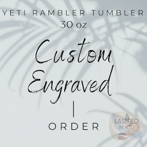 Op de afbeelding: Gegraveerde Yeti Rambler Tumbler van 30 oz. Bestel vandaag nog uw gepersonaliseerde tumbler.  Gelaserde door KTD.