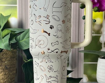 Dackel Cute Doodles Laser gravierte 40 Unzen Becher mit Griffdeckel und Strohhalm, individuell gravierter nahtloser Becher, doppelwandiger Isolierbecher