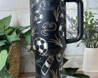 Vaso de viaje de acero inoxidable con aislamiento de 30 o 40 oz, grabado con láser, para mamá futbolera