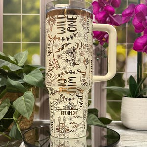 ワイルドワン フリースピリット レーザー刻印入り 40オンス タンブラー ハンドル付き蓋とストロー付き カスタム刻印入りシームレスタンブラー 二重壁断熱カップ