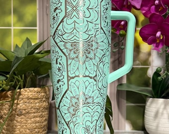 Vaso de viaje de acero inoxidable con aislamiento de 40 oz y grabado láser con mandala de palabrotas. Regalo divertido.