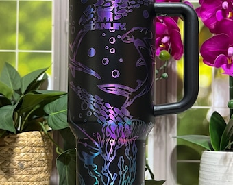Lasergegraveerde beker Shark Ocean Scene – 30 oz / 40 oz roestvrijstalen geïsoleerde beker met handvat